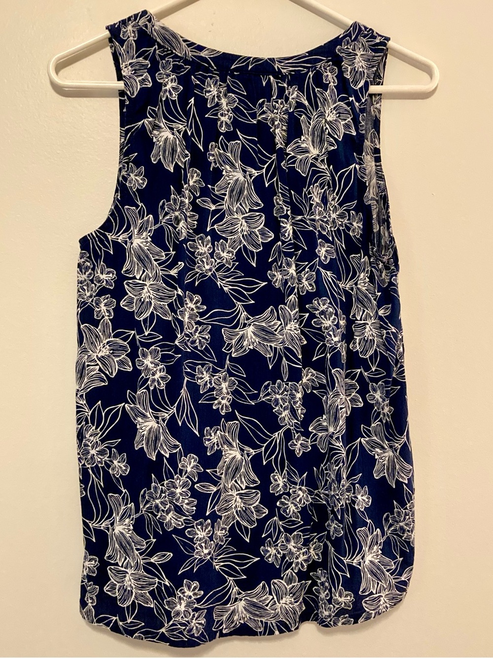 St. John's Bay Small Navy and White Floral Sleeveless V-Neck Tank - Picture 3 of 3